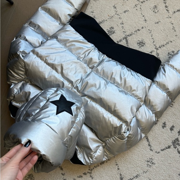 🎿NWT Goldbergh Aura Puffer Women’s Ski Jacket Metallic Silver w/ Black Star 🌟 - Picture 10 of 10